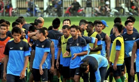  Sejumlah pemain timnas melakukan latihan untuk persiapan menghadapi pertandingan penyisihan Pra Piala Asia melawan Arab Saudi di Lapangan C, Senayan,Jakarta, Senin (18/3).  (Republika/Prayogi)