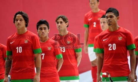 Sejumlah pemain timnas mengenakan seragam terbaru mereka di Gelora Bung Karno, Jakarta, Senin (12/11). (Republika/Aditya Pradana Putra)