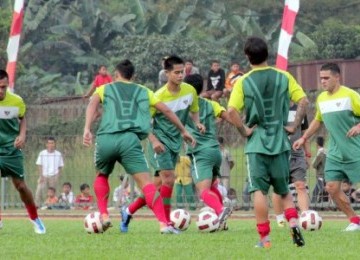 Sejumlah pemain Timnas mengikuti latihan ketahanan fisik di Stadion Krakatau, Cilegon, Ahad (6/8).