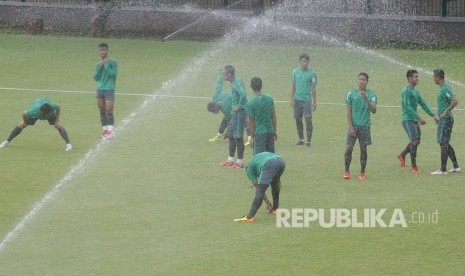 Sejumlah pemain Timnas U-23 berlatih di Lapangan ABC, Kompleks Gelora Bung Karno, Senayan, Jakarta, Kamis (22/2).