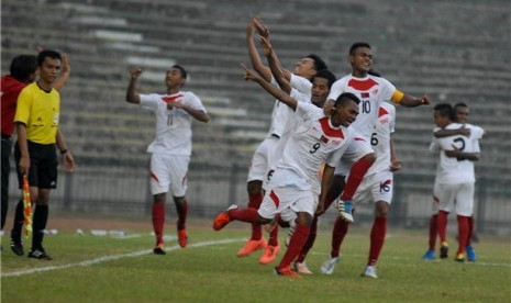 Sejumlah pemain Timnas U19 Timor Leste melakukan selebrasi usai menjebol gawang lawan. 