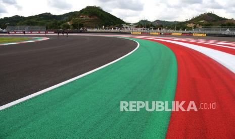 Sejumlah pembalap dan ofisial tim mengikuti sesi resmi pengecekan lintasan sirkuit di Pertamina Mandalika International Street Circuit, Lombok Tengah, Nusa Tenggara Barat (NTB), Kamis (18/11/2021). Balapan WSBK Mandalika yang menjadi seri pamungkas World Superbike musim 2021 itu dijadwalkan berlangsung pada Jumat (19/11/2021) hingga Minggu (21/11/2021). 