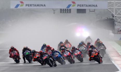 Sejumlah pembalap melaju saat balapan MotoGP seri Pertamina Grand Prix of Indonesia di Pertamina Mandalika International Street Circuit, Lombok Tengah, NTB, Ahad (20/3/2022). Pembalap Red Bull KTM Factory Racing Miguel Oliveira berhasil menjadi juara pertama diikuti pembalap Monster Energy Yamaha Fabio Quartararo dan pembalap Pramac Racing Johann Zarco.