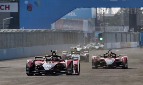 Sejumlah Pembalap melaju saat mengikuti sesi latihan Formula E seri kesembilan di Jakarta International E-Prix Circuit (JIEC), Jakarta, Sabtu (4/6/2022). 