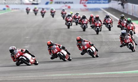 Sejumlah pembalap melaju saat race 2 Idemitsu Asia Talent Cup (IATC) 2022 seri Pertamina Grand Prix of Indonesia di Pertamina Mandalika International Street Circuit, Lombok Tengah, NTB, Ahad (20/3/2022). Pembalap Malaysia Hakim Danish berhasil menjadi juara pertama diikuti pembalap Jepang Gun Mie dan Shinya Ezawa.