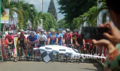 Sejumlah pembalap melakukan start Etape 1 balap sepeda Tour De Indonesia 2018 di kompleks Candi Prambanan, Sleman, DI Yogyakarta, Kamis (25/1).