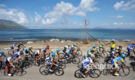 Sejumlah pembalap melintas di tepi Pantai Ende pada Etape 3 Balap Sepeda Tour de Flores (TDF) 2017 di Ende, NTT, Minggu (16/7). 