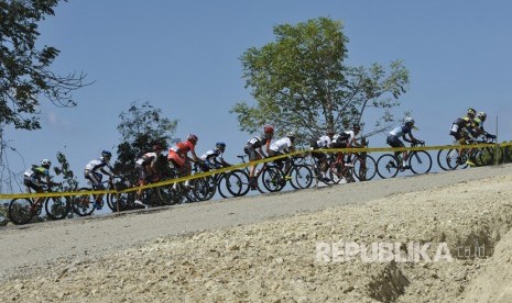 Sejumlah pembalap melintasi tanjakan dengan kondisi jalan dalam perbaikan pada Etape 3 Balap Sepeda Tour de Flores (TDF) 2017 di Ende, NTT, Minggu (16/7).