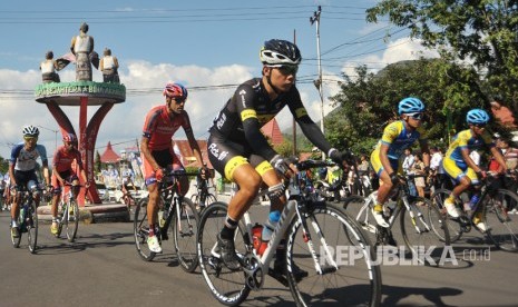 Sejumlah pembalap melintasi Tugu Wandapa'u pada Etape 3 Balap Sepeda Tour de Flores (TDF) 2017 di Ende, NTT, Minggu (16/7). Bulan depan akan digelar Tour de Molvccas. 