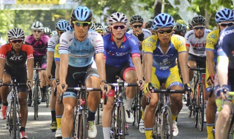 Sejumlah pembalap memulai start etape pertama Tour De Lombok Mandalika 2017 di Mataram, NTB, Kamis (13/4). 