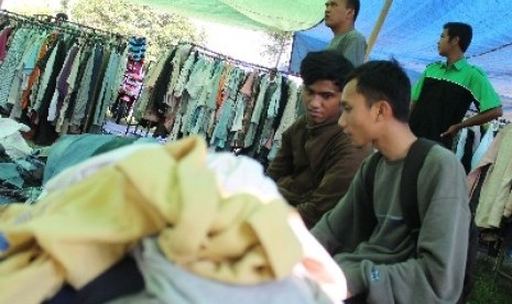 Sejumlah pembeli memilih baju impor bekas di Pasar Kauman, Tulungagung, Jumat (7/3).