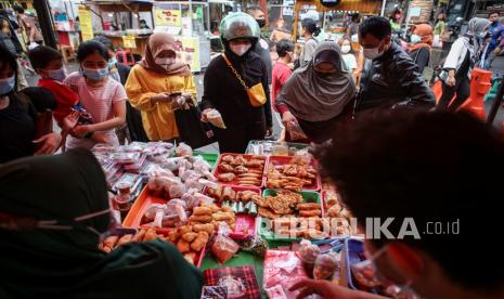 Sejumlah pembeli memilih makanan untuk berbuka puasa (takjil). 