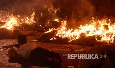 Sejumlah pemeran mementaskan drama kolosal Surabaya Membara di Jalan Tugu Pahlawan, Surabaya, Jawa Timur, Kamis (9/11). Drama yang menceritakan perjuangan arek-arek Suroboyo mempertahankan kemerdekaan RI tersebut dalam rangka memperingati Hari Pahlawan.