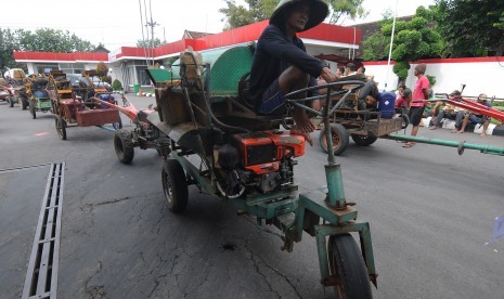 Sejumlah pemilik jasa penyedia alat pertanian membawa traktor dan mesin penggilingan padi atau tleser saat melakukan aksi protes dihentikannya layanan penjualan solar di SPBU Karangduren, Sawit, Boyolali, Jawa Tengah, Senin (28/1/2019).