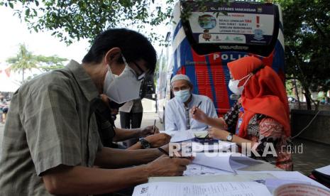 Sejumlah pemohon melakukan pendaftaran untuk memperpanjang masa berlaku surat izin mengemudi (SIM) saat pelayanan SIM keliling di Makassar, Sulawesi Selatan, Kamis (2/9/2021). Layanan SIM keliling yang digelar Polrestabes Makassar tersebut untuk memudahkan warga yang ingin memperpanjang masa berlaku SIM selama penerapan Pemberlakuan Pembatasan Kegiatan Masyarakat (PPKM) level empat di daerah itu. 