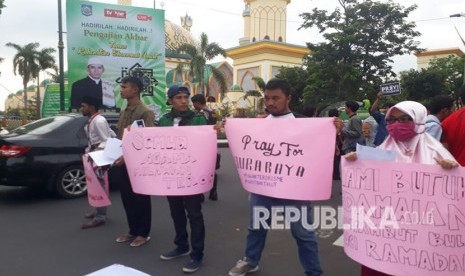 Sejumlah pemuda di NTB menggelar aksi damai di perempatan Islamic Center NTB di Kota Mataram pada Senin (14/5). Massa aksi mengutuk serangan teror di Surabaya dan Sidoarjo.