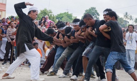 Atraksi Bambu Gila di Ambon (ilustrasi) 