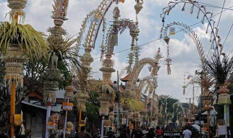 Sejumlah pemuda memasang penjor atau bambu yang dihiasi janur dan hasil bumi untuk dilombakan dalam festival penjor untuk Hari Raya Galungan (Dok).