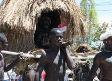 Sejumlah pemuda membawakan tarian tradisional saat karnaval memperingati HUT RI ke-64 di Jayawijaya, Papua. (ilustrasi)