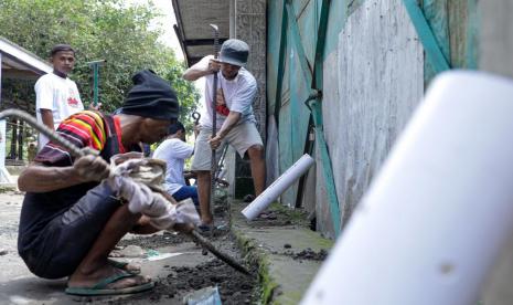 Sejumlah pemuda membuat 100 Biopori untuk mitigasi nanjir di Kabupaten Cirebon, Jawa Barat. 