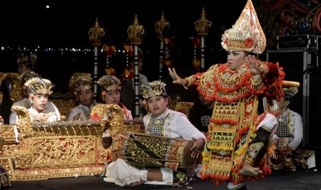 Sejumlah pemuda mementaskan kesenian tradisional Bali saat tampil dalam kegiatan Timeless Indonesia Festival di Pantai Kelan, Badung, Bali, Sabtu (19/8) malam.