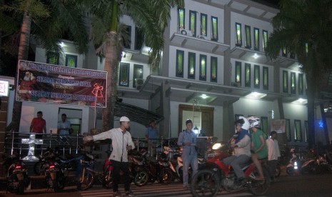 Sejumlah pemuda Muslim membantu menjaga keamanan gereja dan mengatur lalu lintas saat umat Kristiani beribadah malam Natal di Gereja Silo, Ambon, Maluku.