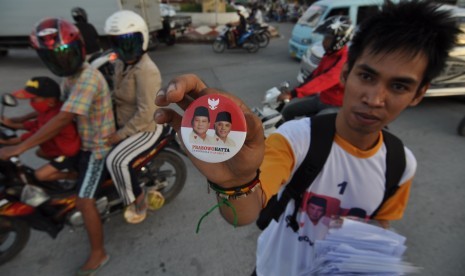 Sejumlah pemuda yang tergabung dalam Pasukan Intelektual Muda pendukung Prabowo-Hatta saat menggelar aksi simpatik di Palu, Sulawesi Tengah (5/7).