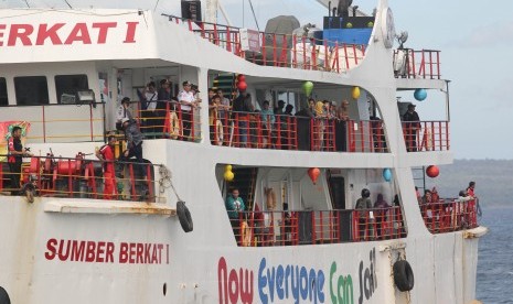   Sejumlah pemudik berada di atas kapal yang akan bersandar di Pelabuhan Ketapang, Banyuwangi, Jawa Timur, Kamis (30/6). 