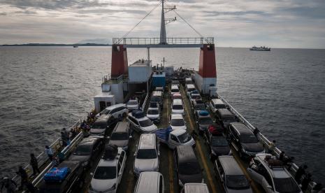 Sejumlah pemudik berada di dalam kapal KMP Nusa Jaya di Perairan Selat Sunda, Ahad (8/5/2022). Berdasarkan data PT ASDP Indonesia Ferry (Persero) jumlah penumpang saat mudik lebaran 2022 di Pelabuhan Merak tercatat sebanyak 155.812 penumpang dan jumlah kendaraan sebanyak 37.692 unit. 