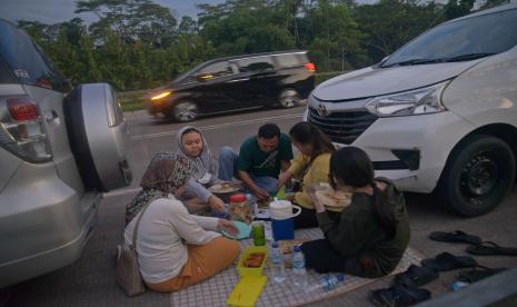 Dokter Bagikan TIps Mudik Saat Pandemi: Jangan Sampai Kelelahan. Foto: Sejumlah pemudik berbuka puasa sambil beristirahat di KM 102 ruas tol Cikopo-Palimanan, Subang, Jawa Barat, Kamis (28/4/2022). 