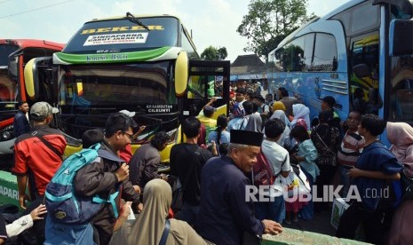 Sejumlah pemudik berebut masuk ke dalam bus untuk pulang ke kampung halaman mereka dari Terminal Kampung Rambutan, Jakarta Timur, Kamis (6/6/2019).