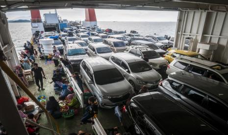 Sejumlah pemudik beristirahat di dalam kapal KMP Nusa Jaya di Perairan Selat Sunda, Ahad (8/5/2022). Menteri Perhubungan (Menhub) Budi Karya Sumadi menyebut potensi pergerakan masyarakat selama masa Lebaran 2023 diprediksi mencapai 123,8 juta orang. 