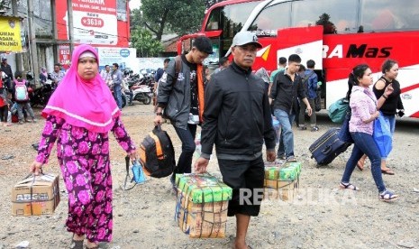 Sejumlah pemudik berjalan di terminal bayangan Pondok Pinang, Jakarta, Selasa (20/6). 