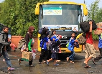 Sejumlah pemudik berjalan keluar terminal saat tiba seusai naik bus angkutan lebaran dari berbagai daerah di Terminal Lebak Bulus, Jakarta, Sabtu (3/9).