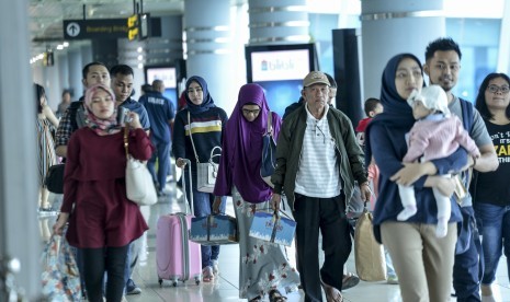 Sejumlah pemudik berjalan menuju pintu keluar Bandara Mahmud Badarudin (SMB) II Palembang, Sumatera Selatan, Senin (3/06/2019).