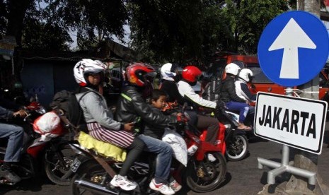  Sejumlah pemudik bermotor mulai berdatangan di jalan raya Kalimalang, Bekasi, Jawa Barat, Ahad (26/8).     (Adhi Wicaksono)