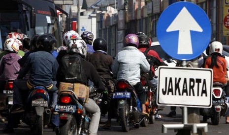  Sejumlah pemudik bermotor mulai berdatangan di jalan raya Kalimalang, Bekasi, Jawa Barat, Ahad (26/8). 