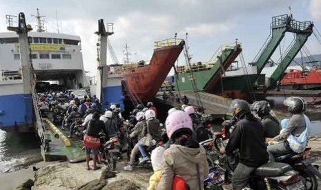   Sejumlah pemudik bersepeda motor antre memasuki kapal ferry di Pelabuhan Gilimanuk, Jembrana, Bali, Kamis (16/8).