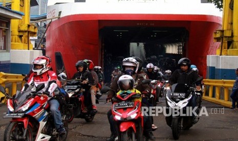 Sejumlah pemudik bersepeda motor dari Pulau Sumatera meninggalkan kapal roro di Pelabuhan Merak, Banten, Ahad (9/6/2019). 