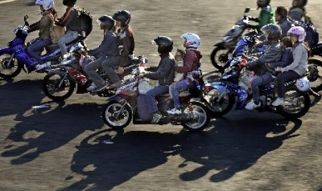 Sejumlah pemudik bersepeda motor melaju ke kapal penyeberangan di Pelabuhan Gilimanuk, Jembrana, Bali, Jumat (17/8).