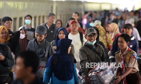 Sejumlah pemudik dengan menggunakan kereta api Sri Tanjung tiba di Stasiun Gubeng Surabaya, Jawa Timur, Selasa (12/6).