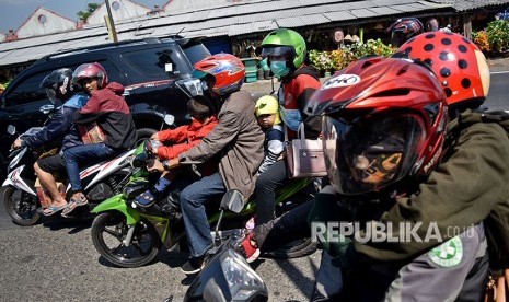 Sejumlah pemudik dengan sepeda motor melintasi Jalan Raya Semarang-Solo di Tuntang, Kbaupaten Semarang, Jawa Tengah, Kamis (14/6).