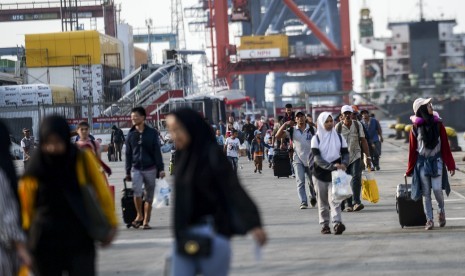 Pemerintah Provinsi Kepulauan Riau (Kepri) mewajibkan pelaku perjalanan orang dari luar provinsi ke daerah setempat melengkapi diri dengan menunjukkan surat asli negatif Covid-19 hasil tes PCR atau antigen.