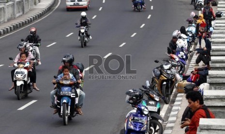  Sejumlah pemudik kendaraan roda dua berhenti di kawasan Lingkar Nagreg, Jawa Barat, Ahad (11/8).  (Republika/Adhi Wicaksono)