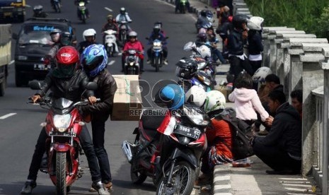  Sejumlah pemudik kendaraan roda dua berhenti di kawasan Lingkar Nagreg, Jawa Barat, Ahad (11/8).  (Republika/Adhi Wicaksono)