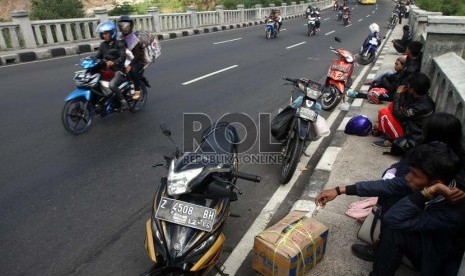  Sejumlah pemudik kendaraan roda dua berhenti di kawasan Lingkar Nagreg, Jawa Barat, Ahad (11/8).  (Republika/Adhi Wicaksono)