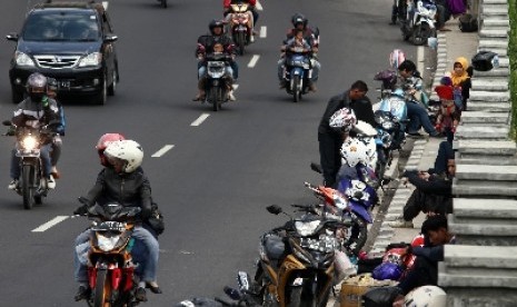 Sejumlah pemudik kendaraan roda dua istirihat di kawasan Lingkar Nagreg, Jawa Barat