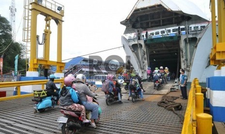 Sejumlah pemudik kendaraan roda dua mengantr menaiki kapal feri. (Republika/ Prayogi).