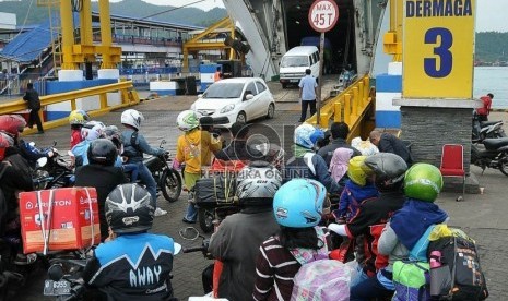 Sejumlah pemudik kendaraan roda dua mengantre untuk menaiki kapal Feri yang sandar di Pelabuhan Merak, Banten.(Republika/ Prayogi).