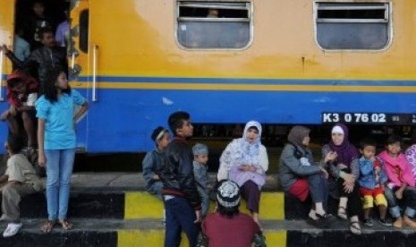 Sejumlah pemudik lokal menaiki kereta api jarak pendek Padalarang-Cicalengka di Stasiun Kiara Condong, Bandung, Jawa Barat, Kamis (1/9). (Republika/Aditya)